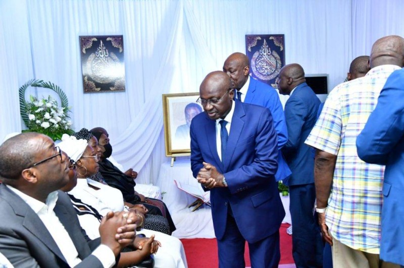 A la tête d'une forte délégation, Touré Faman, président de la Cci-Ci est allé présenter ses condoléances à la famille éplorée. (Ph: Dr)