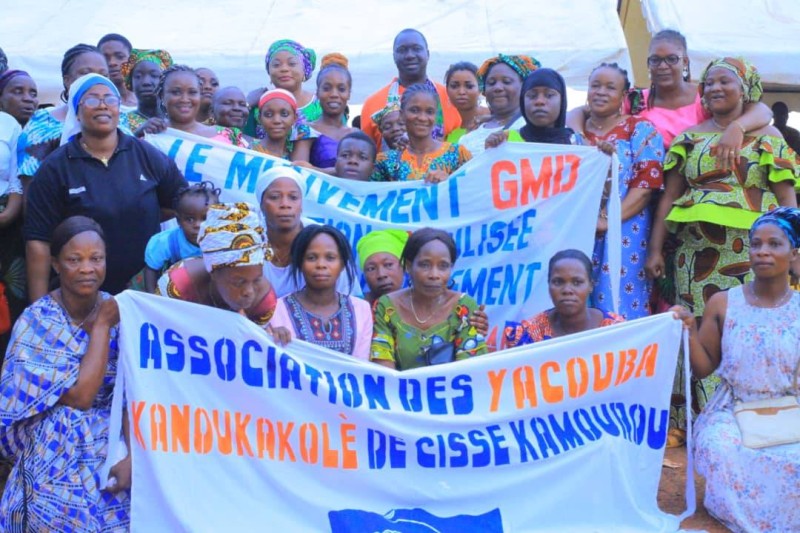 Des femmes heureuses de communier avec leur parrain (Ph: DR)