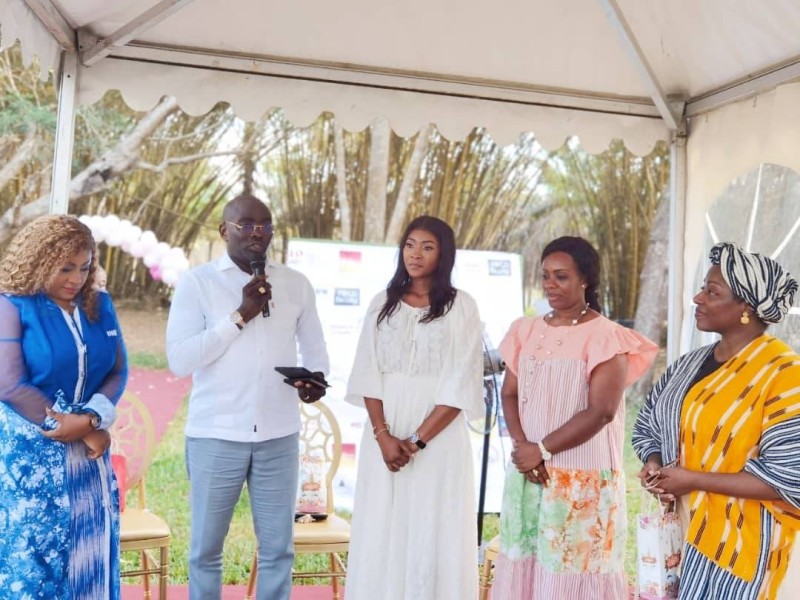 Le forum s’est décliné en un panel de sensibilisation des femmes à l’utilisation du digital avec plusieurs participants dont le parrain de l’événement Ange Kacou N’Da (au micro). (Ph: Dr)
