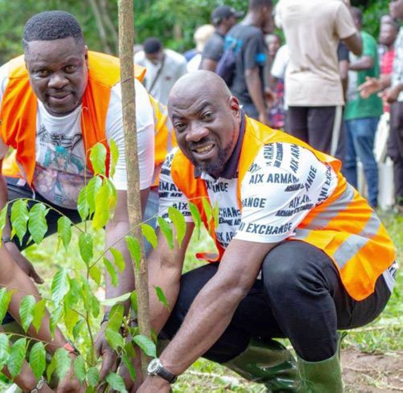 Yodé et Siro en pleine opération de planting d'arbres. (Ph: Dr)