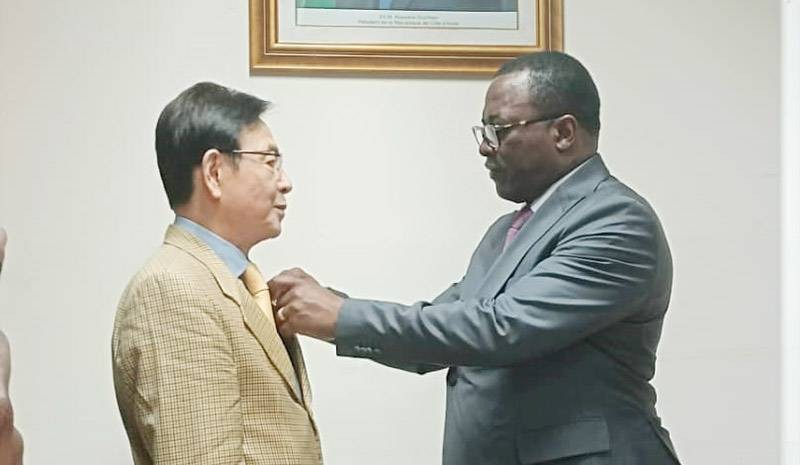 Le ministre des Sport l'a décoré au nom de la Côte d'Ivoire. (Ph: Dr)