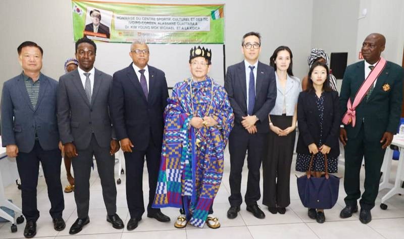 Dr Kim (au milieu) était à l'honneur au centre Alassane Ouattara. (Ph: Dr)