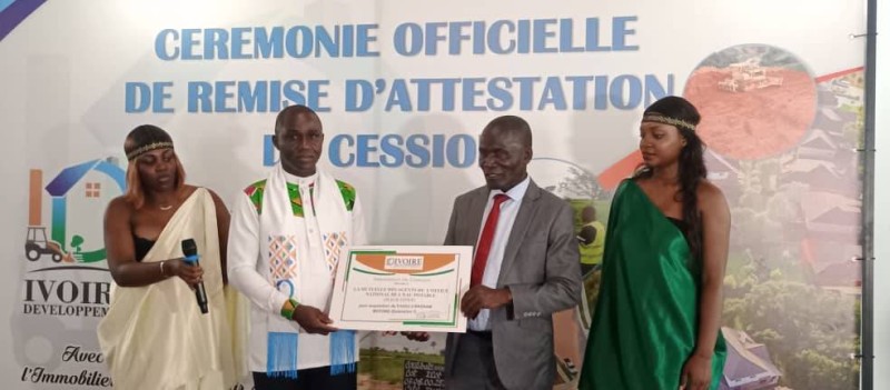 Remise symbolique d’attestation à un représentant syndical par le directeur général de l’entreprise (DR)