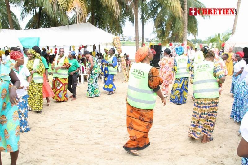 Les femmes balayeuses de rue du quartier M’Badon (en chasubles) ont été associées à cette célébration (DR)
