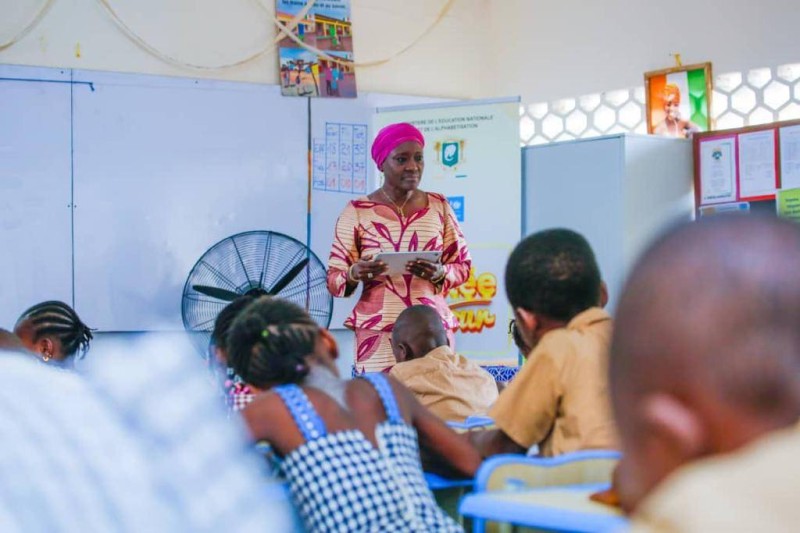 La ministre Mariatou Koné a fait elle-même la dictée à la place de l’enseignant. (Ph: Dr)