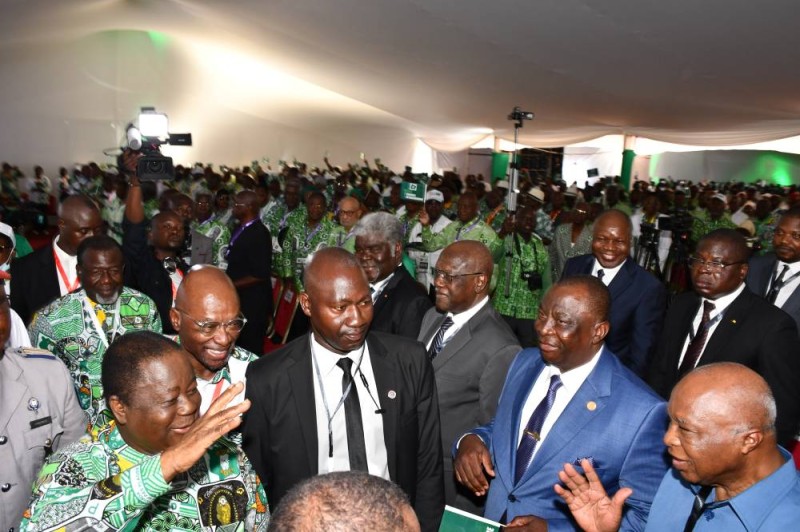 Henri Konan Bédié saluant les représentants du Rhdp. (Dr)