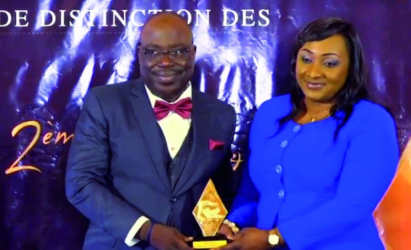 Le journaliste de Frat mat info, Patrick N'Guessan (À gauche), lauréat du prix de meilleur journaliste de la presse numérique ivoirienne.