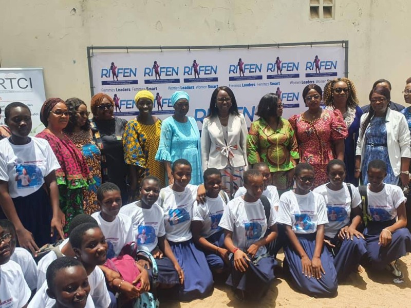 Les jeunes filles avec des membres du Rifen. (Ph: Bavane)