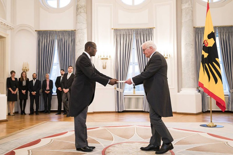 L'ambassadeur Mangou Philippe présentant ses lettres de créance. (Ph: Dr)