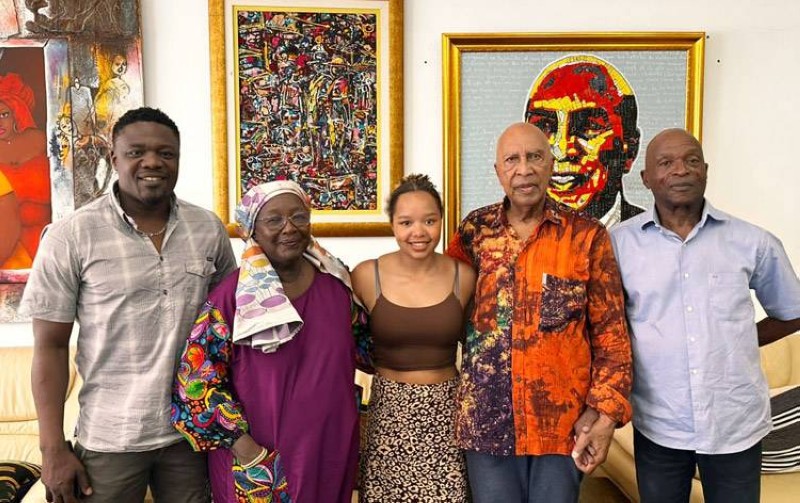 Rania Dindane, la jeune cavalière internationale ivoirienne (au milieu) a été félicitée par le premier directeur du Protocole d'Etat. (Ph: Dr)
