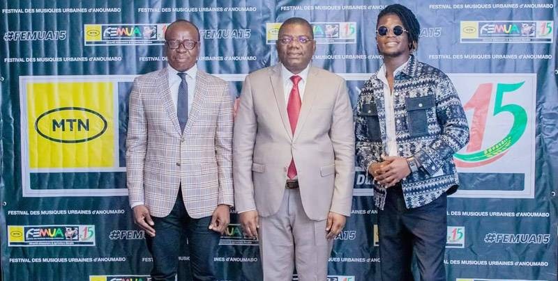 Le commissaire général du Femua, Traoré Salif dit A’Salfo, à l'extrême gauche, a posé avec le ministre togolais de la Culture (au milieu) et l'artiste togolais Santrinos Raphaël. (Ph: Dr)