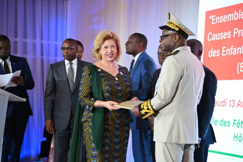 Mme Dominique Ouattara a remis la feuille de route dudit programme. (DR)