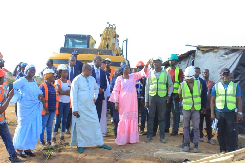 Le maire Kandia Camara s'enquiert de l'évolution des travaux. (Ph: Dr)