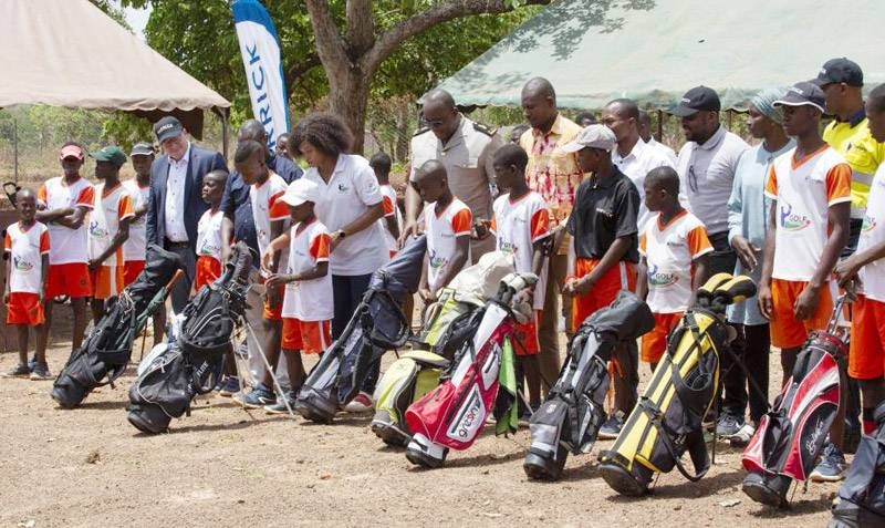 Les tout-petits s'initient au golf. (Ph: Dr)