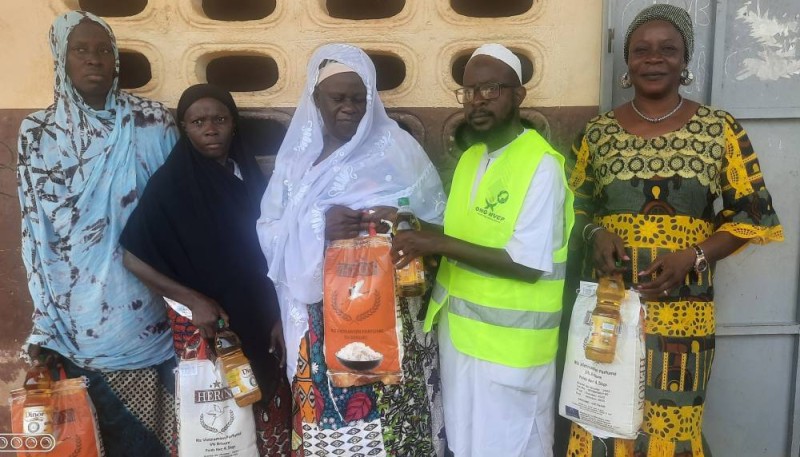 L'Imam Diaby, lors de la remise symbolique des kits alimentaires aux femmes.