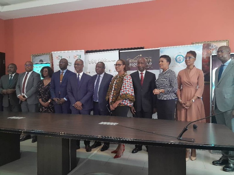 Stanilas Zézé Président directeur général (Pdg) de Bloomfield a posé avec ses collaborateurs. (DR)