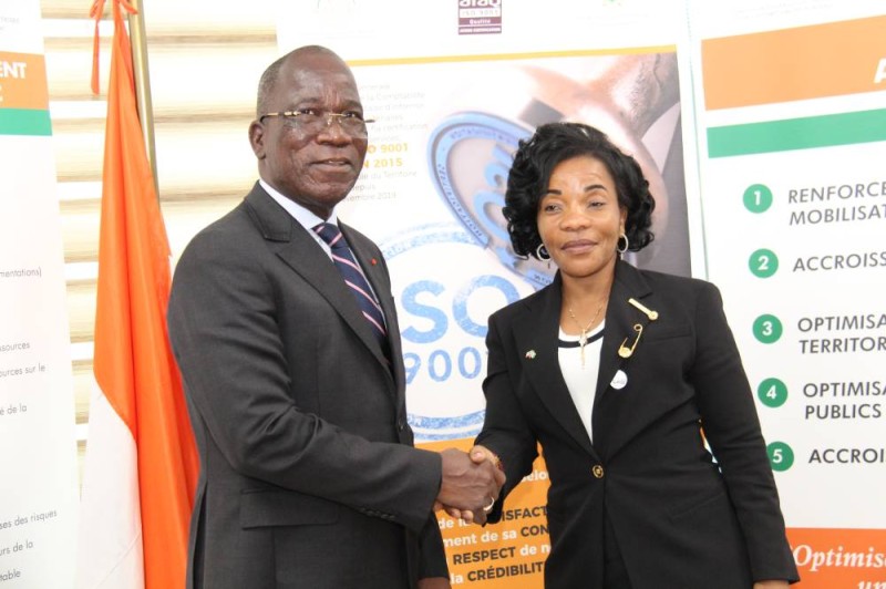 Le directeur général du Trésor et la ministre déléguée de la Guinée Équatoriale. (DR)