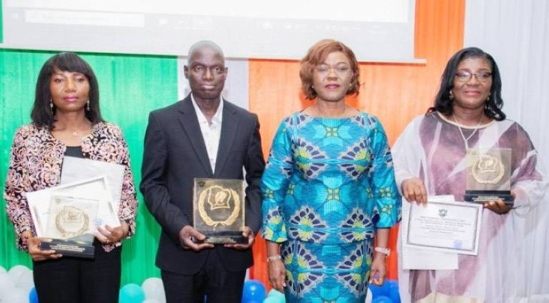 Les lauréats des 2è et 3è prix ont posé avec celui du premier prix (en noir au milieu), ayant effectué le déplacement à Abidjan pour la circonstance. (Ph: Dr)