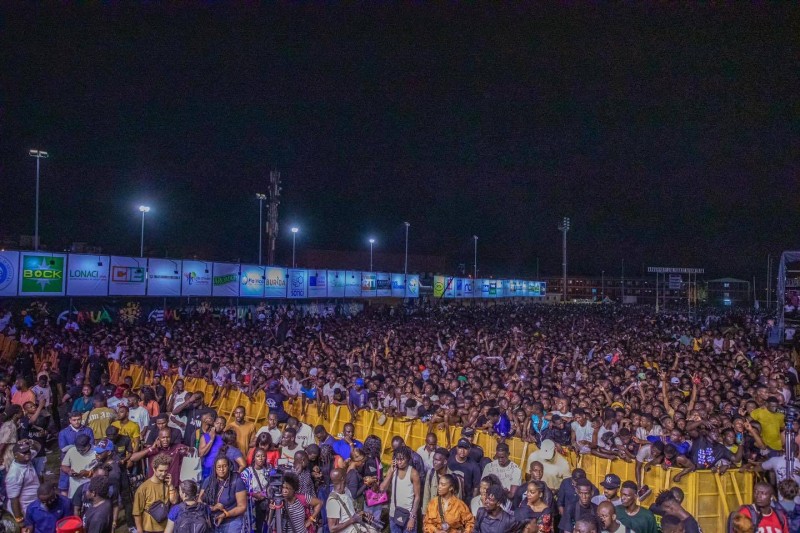 Les populations massées à l’Injs pour prendre part au dernier concert d’Abidjan. (Dr)
