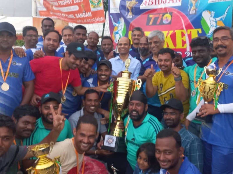Les vainqueurs du tournoi en compagnie de l'ambassadeur de l'Inde. (DR)