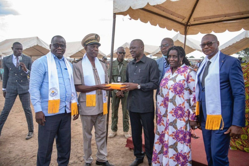 Le ministre Amadou Koné a remis officiellement les clés au secrétaire général de la préfecture de Mankono. (Ph: Dr)