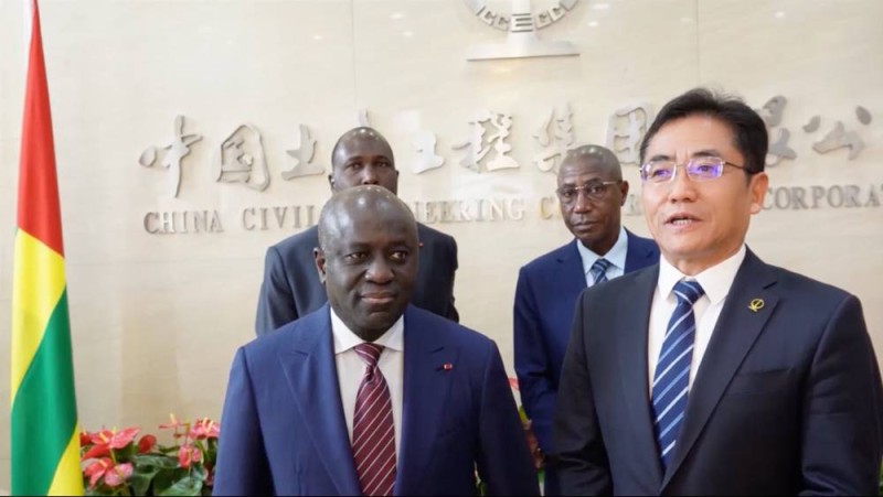 Marcel Amon Tanoh et le patron de l'entreprise chinoise. (Ph: Dr)