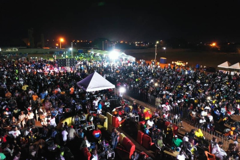 Les festivaliers massés au stade Pascal Abinan pour participer à la 2e édition. (Ph: Dr)