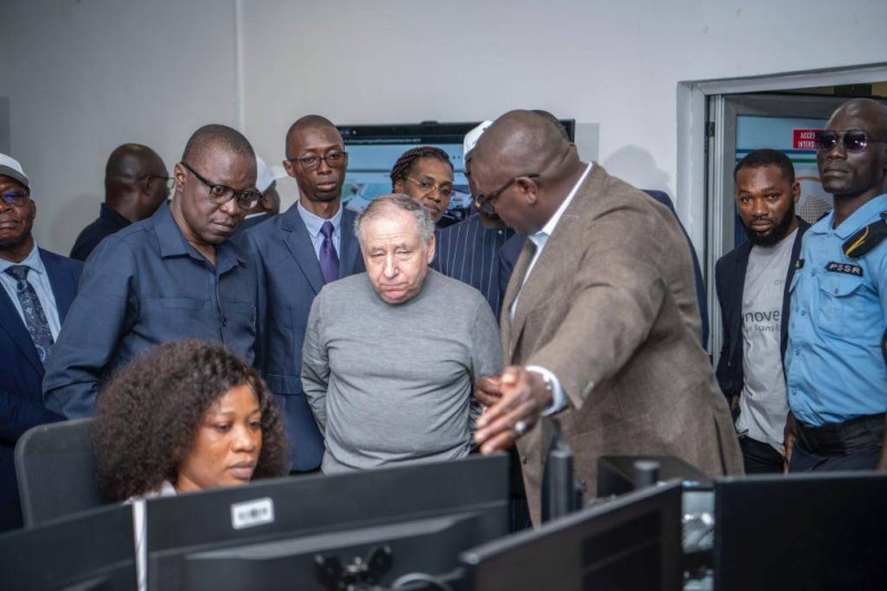 L’envoyé spécial du secrétaire général des Nations unies se faisant expliquer le mécanisme de fonctionnement au Centre de gestion intégrée de la mobilité à Treichville. (Ph: Franck YEO)