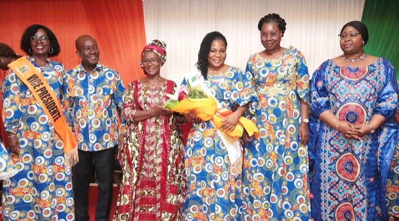 Mme Fatimata Sy Doumbia épouse du Cemga (2e à partir de la droite), présidente d'honneur de l'Aemci, initiatrice du renouvellement des instances de la faîtière. (Ph: Dr)