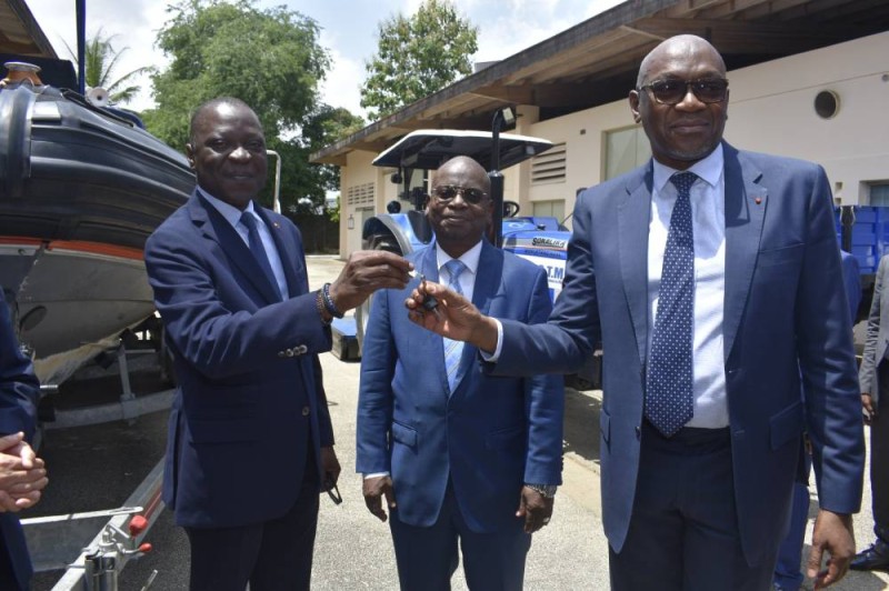 Le ministre des Transports, Amadou Koné (à gauche), remet les clés d’un véhicule offert par le Japon au directeur général de l’Arstm, Colonel Karim Coulibaly. (Ph: Dr).