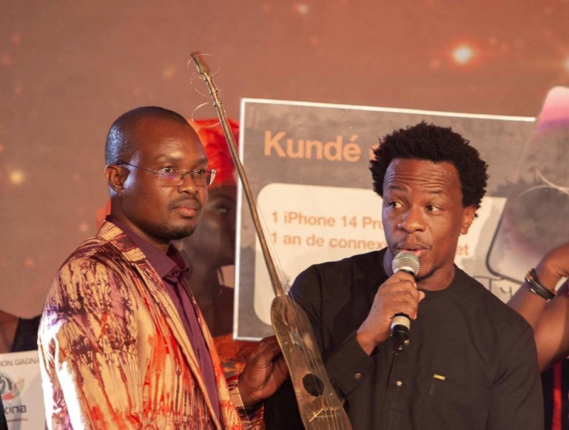 Le ministre de la Communication, de la Culture, des Arts et du Tourisme du Burkina Faso, Jean Emmanuel Ouédraogo remettant le trophée du Kundé d'Or de Smarty