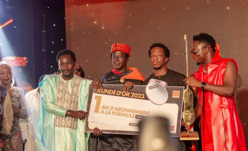 Les artistes Alif Naaba et Imilio autour de Smarty après son sacre