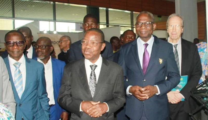 Les officiels de la cérémonie d'ouverture des Jiparvi 2023 ont visité les stands après la séance des discours. (Ph: Dr)