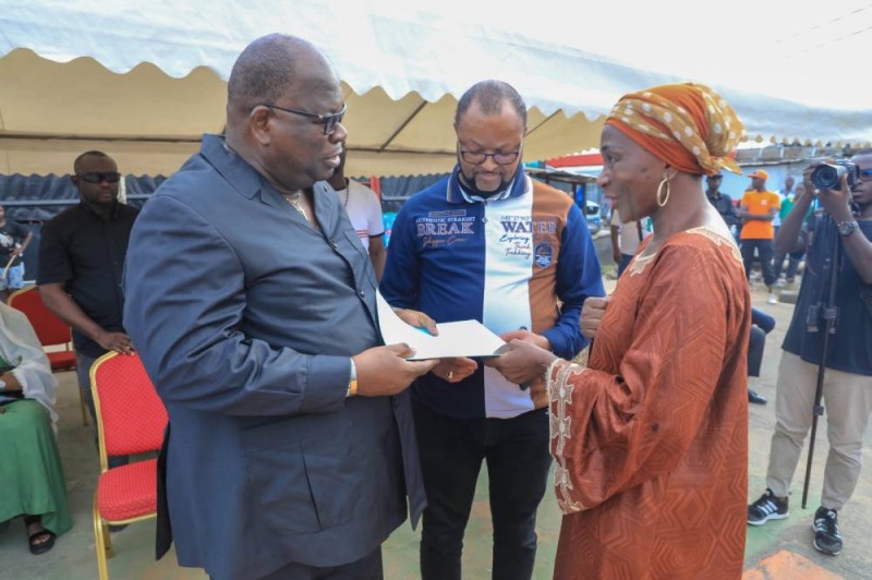 Le ministre Laurent Tchagba recevant le chapelet de doléances