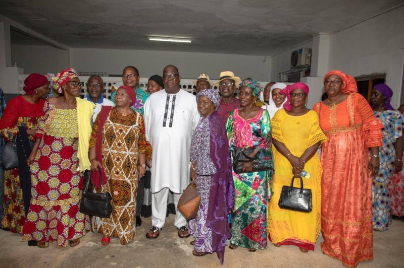 Le ministre Tchagba avec les femmes au domicile du doyen Samassi 1