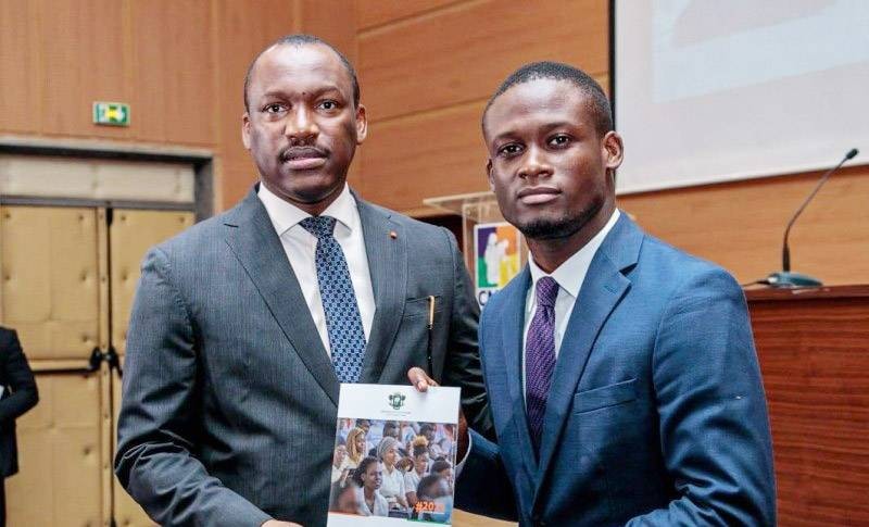 Le ministre Touré Mamadou a remis officiellement le Pj-Gouv au président du Conseil national de la jeunesse de Côte d'Ivoire. (Ph: Dr)