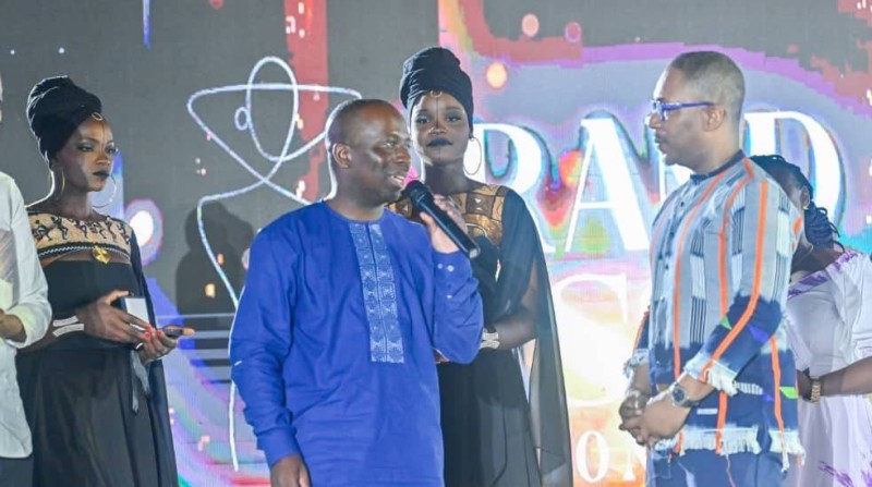 Le maire Moulo congratulant les créateurs