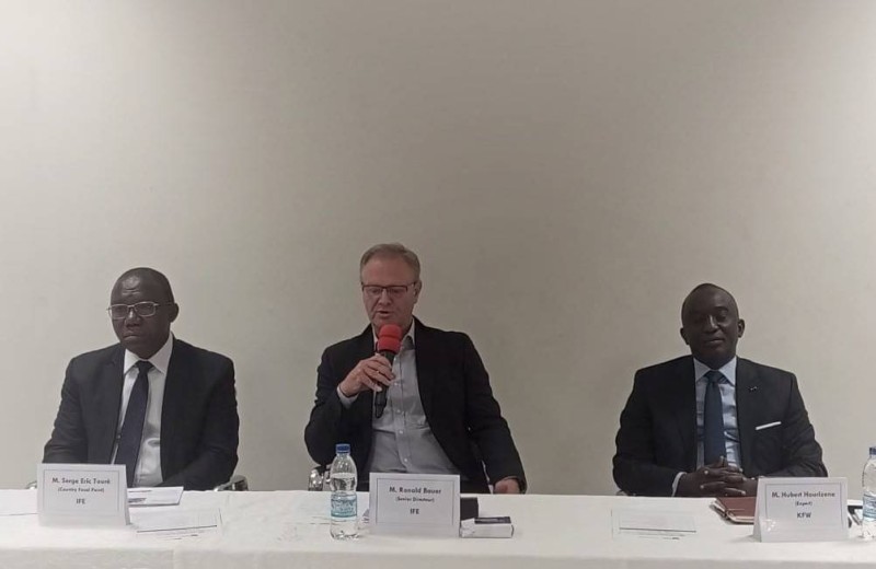 De la gauche vers la droite, Serge Touré point focal de l’Ife en Côte d’Ivoire, le Senior Directeur de l’Ife, Ronald Bauer et le représentant de la KFW Banque de développement, Hubert Hourizene