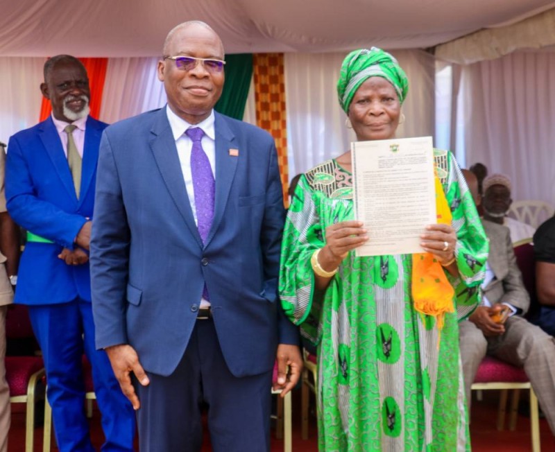 Une femme heureuse de recevoir son Acd (DR)