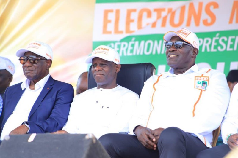 Le ministre Adama Diawara (au centre) a expliqué le choix de Soumahoro Farikou. (Ph: Dr)