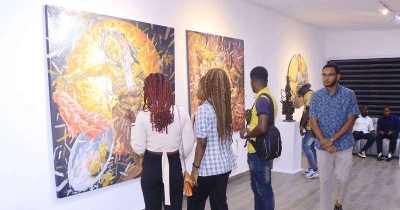 Les visiteurs en admiration devant les tableaux du jeune peintre Dongoa. (Ph: Dr)