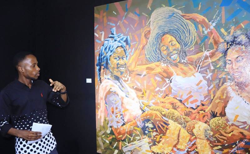 Dongoa devant un de ses tableaux exposés sur les cimaises de la galerie Kynome. (Ph: Dr)