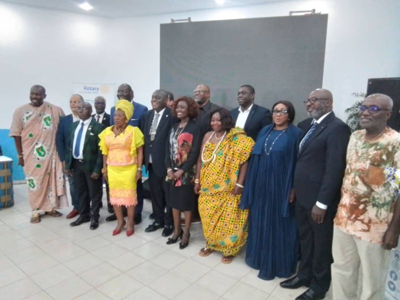 La ministre Mariatou Koné et la Reine mère en compagnie de quelques membres du Rotary Club Abidjan Bietry. (Ph: Bavane)
