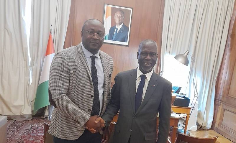 L'ambassadeur Maurice Bandama (à droite) a eu un entretien avec le lauréat. (Ph: Dr)
