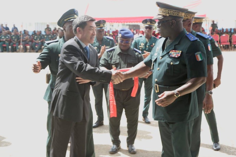 Salutations entre président de NORINCO et le Cemga