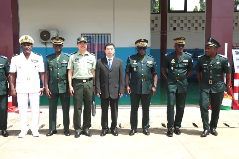 Photo de famille avec le pdg de la société chinoise, attaché de défense et le général de corps d'armée Lassina Doumbia