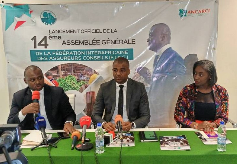 Le président de l’Ancarci, N’Gnineman Coulibaly (au centre) a annoncé à Abidjan, la tenue de la 14e conférence du Fiac (DR)