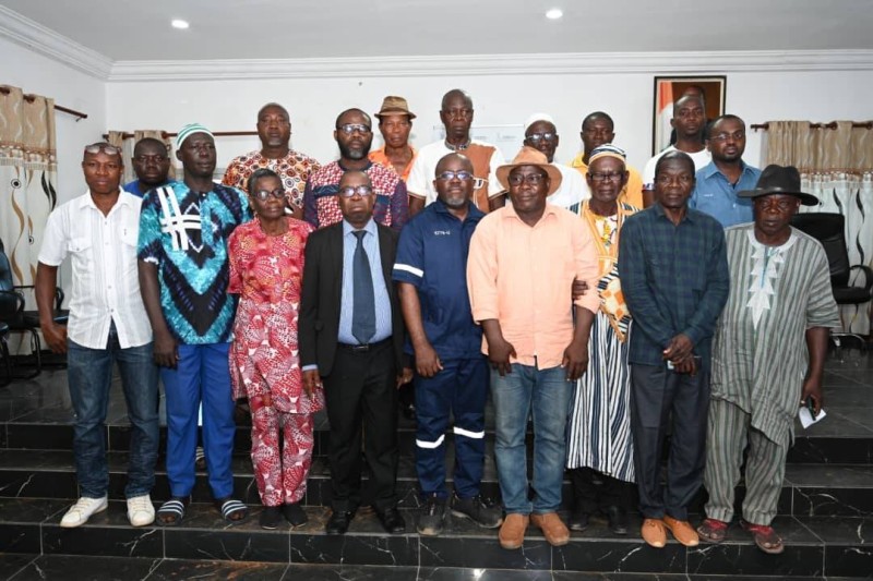 Photo de famille. Les responsables de la Sodeci et les populations.se.sont.compris