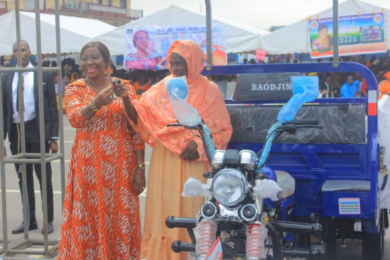 Le maire Kandia Camara remettant les clés d'un tricycle à une association de femmes. (DR)