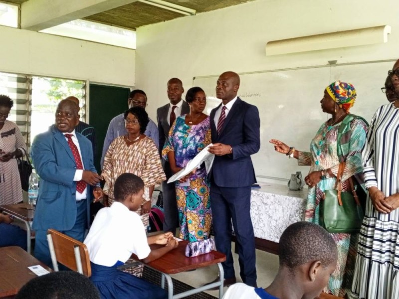 Le représentant du ministre de l'Education nationale, Deloh André, avec les sujets en main (en costume), procédant au lancement des épreuves. (Dr)